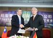 Macronix+chairman+Miin+Wu%2C+left%2C+and+Qimonda+CEO+Kin+Wah+Loh