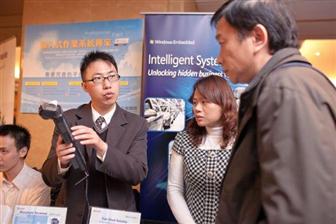 Li answers participants' questions about Microsoft's Windows Embedded.