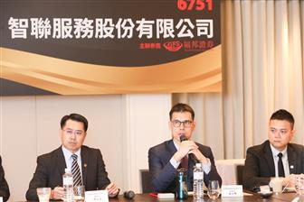 AST chairman Maverick Shih (center) and president KS Han (left)