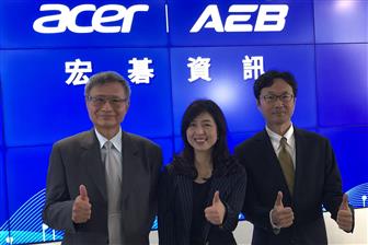 Acer e-Enabling Service Business president Chou Hsin-jung (center)