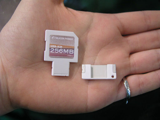 Silicon Power debuts its USB-SD memory card at Computex Taipei show.