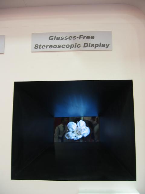 CPT shows glasses-free stereoscopic display at FPD Taiwan 2006