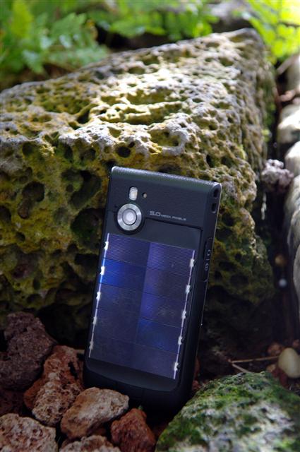LG solar-powered handset