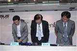 Asustek chairman Jonney Shih (center) and other company executives