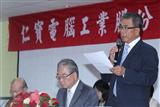 Compal president Ray Chen (right) and chairman Rock Hsu (center)