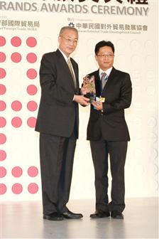 Executive Yuan Premier Wu Den-yih (left), and MSI Marketing Manager Samuel Chang (right)