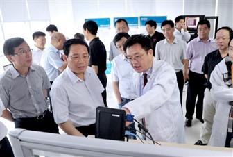 Governor of China��s Zhejiang Province visits Sage Micro(governor Qiang Li is center-left and Dr. Jerome Luo, CEO of Sage Micro is center-right)