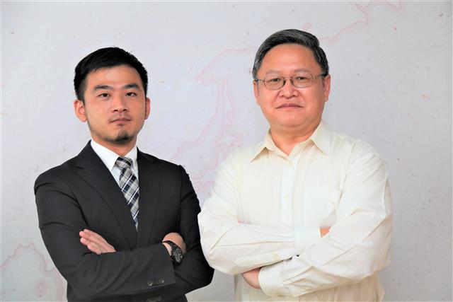 DIGTIMES Research analyst Yi-Fan Chen (right) and Liang-Kuang Chen (left), Associate Professor of the NTUST Department of Mechanical Engineering and d
