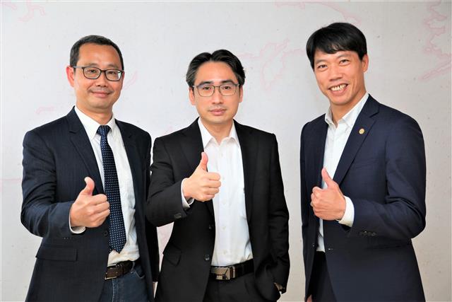 (From right)  Director of DIGITIMES Research Jian-Zhi Huang,  director of the NTUST AI Research Center and professor of the Department of Computer Sci