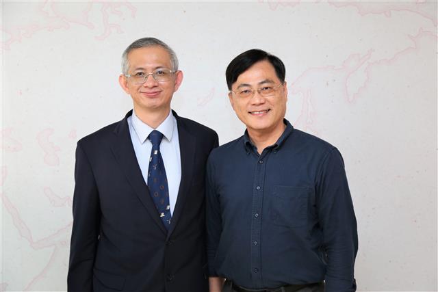 Huang-Jen Chiu(left), Dean of the Office of Research and Development and Cheng-Chien Kuo (right), Chair of the Department of Electrical Engineering an