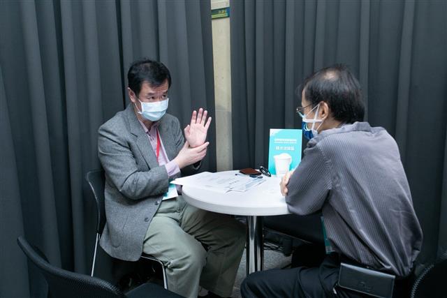 Onsite one-on-one matching session (Left: Wen-Yen Lin of the Department of Electrical Engineering, Chang Gung University)