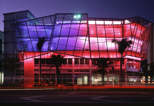 South Beach Shops parking garage in Miami, Florida. The fa&ccedil;ade is lit by 216 ColorBlast 12 systems from Color Kinetics.