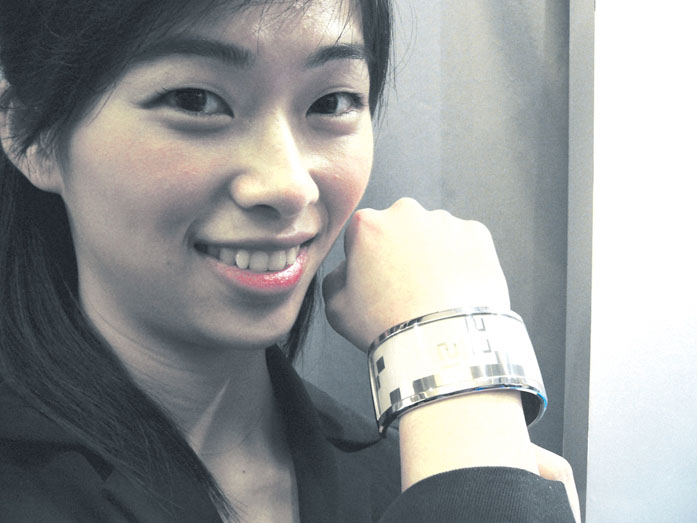 Seiko Epson introduces electrophoretic display watch