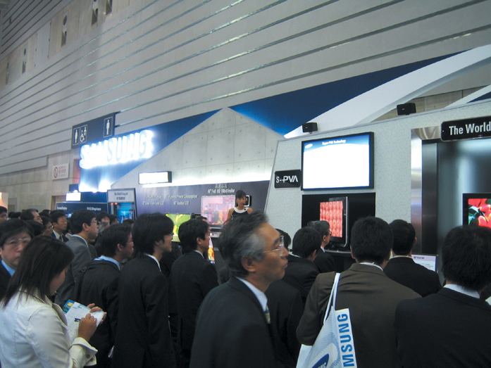 Samsung booth attracts onlookers' attention at FPD International 2005 (October 19-21)