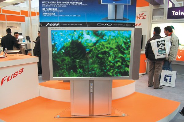 Fuss introduces 52-inch  LCOS (liquid-crystal-on-silicon) TV at CeBIT