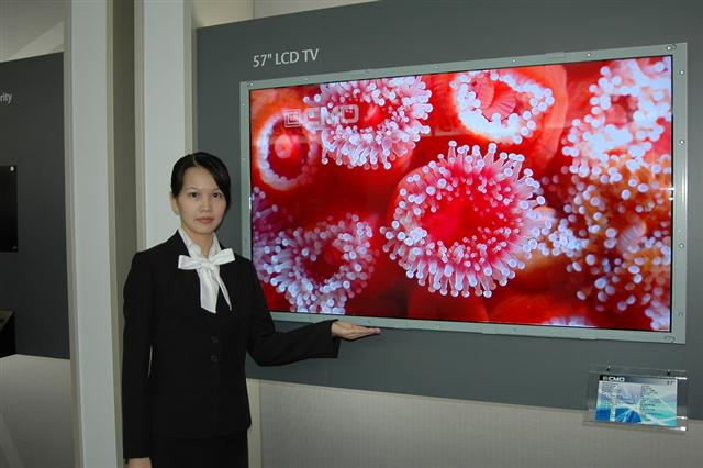 CMO debuts 57-inch full HD TV panel at FPD International 2007