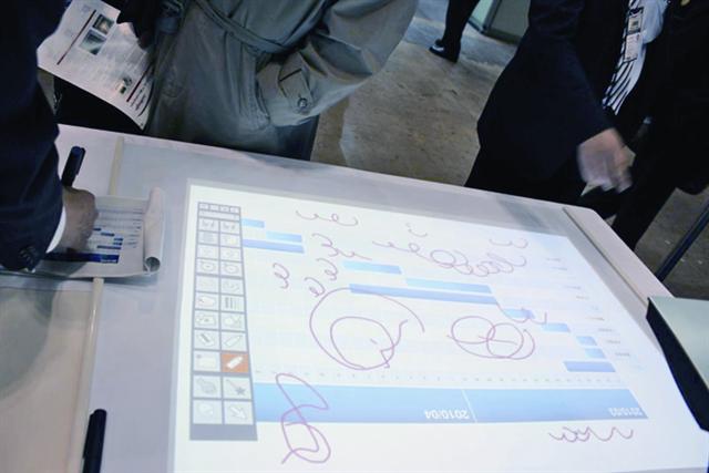 Finetech Japan 2010: Dai Nippon Printing (DNP) projected touch technology